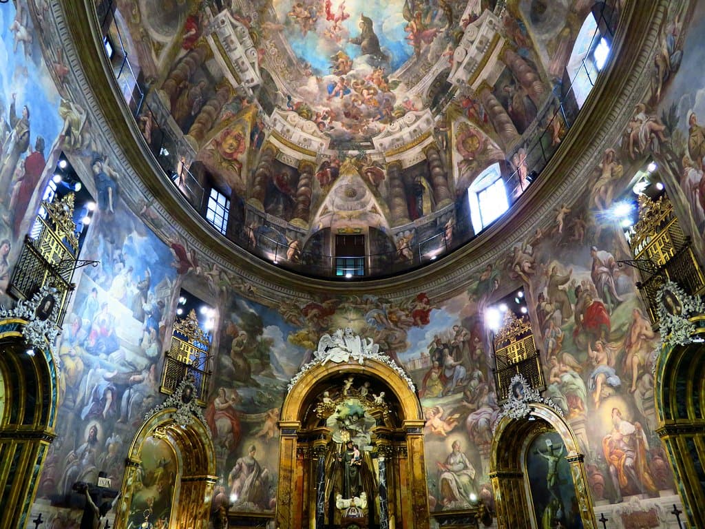 l'interno della chiesa, con in fondo l'altare maggiore