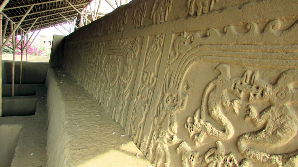 Accediendo por una rampa lateral se puede llegar hasta la boca de las colcas y además se pueden visualizar una gran cantidad de grabados