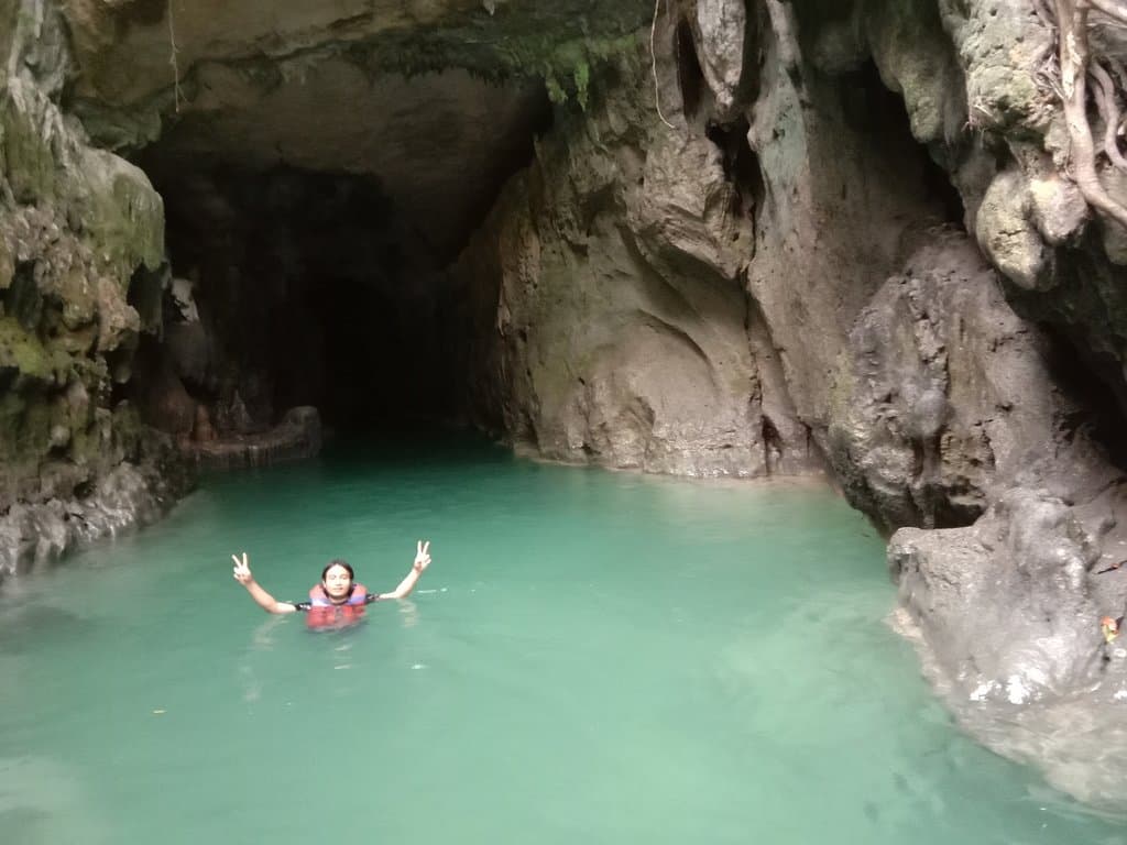 naah, kalau masuk ke goa nanti keluarnya dari sini