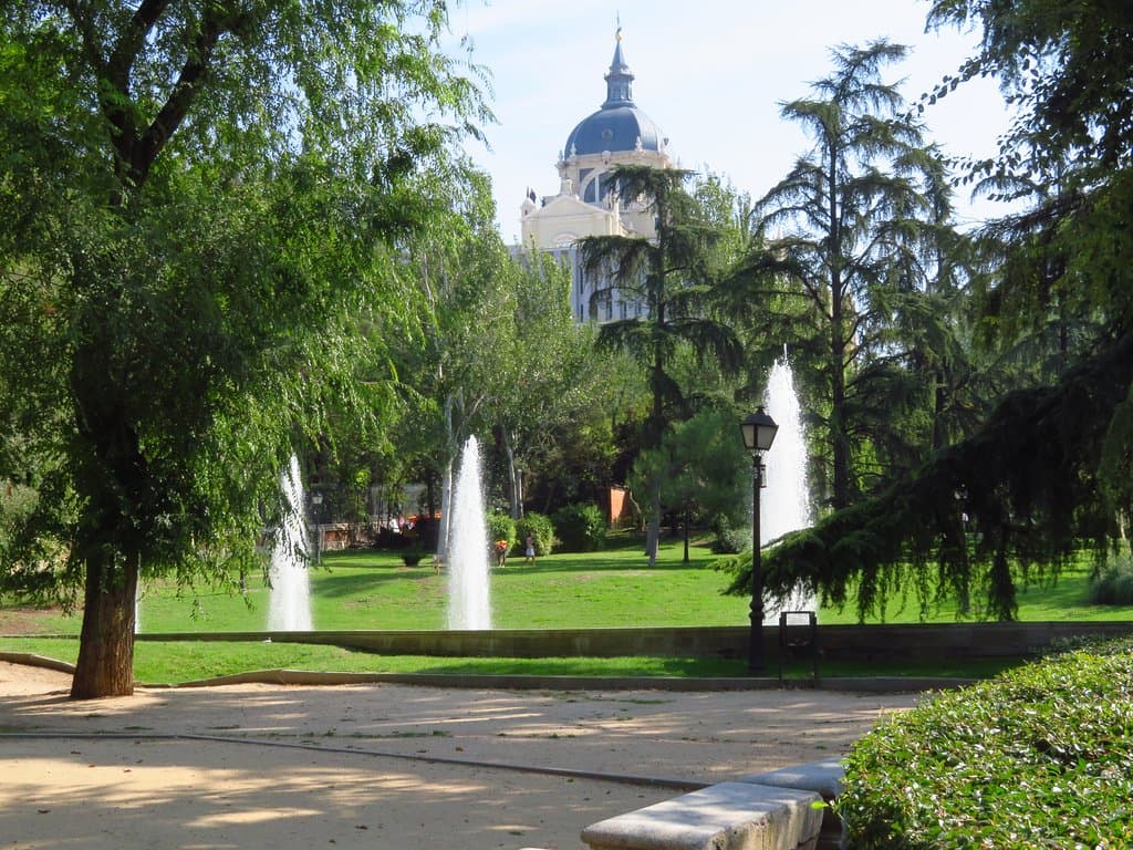 la fontana con sullo sfondo la cupola della cattedrale di Almudena