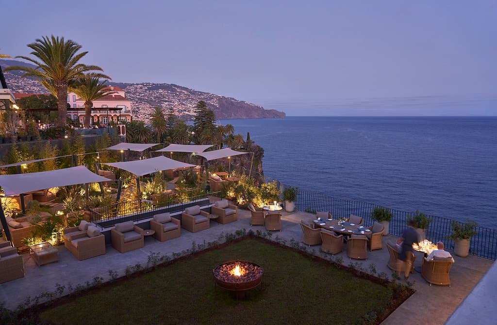 LES SUITES AT THE CLIFF BAY . Avista Restaurant