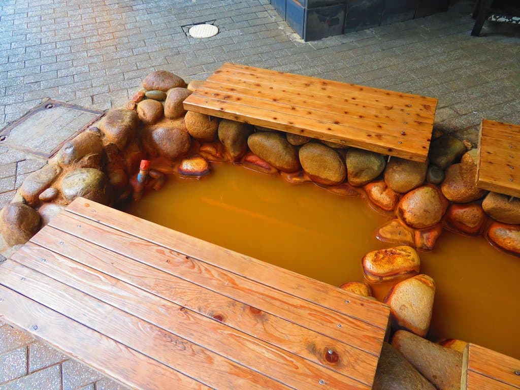 外にある足湯スポット