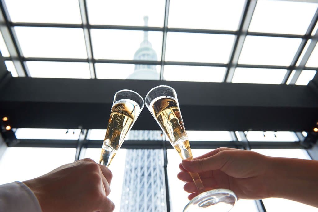 地上150ｍ。スカイツリー隅田川、浅草、両国、池袋、新宿、丸ノ内、六本木等を望むカフェラウンジは迫力満点。
最高のロケーションとコース料理と共に大切な方との至福のひと時をご演出いたします。