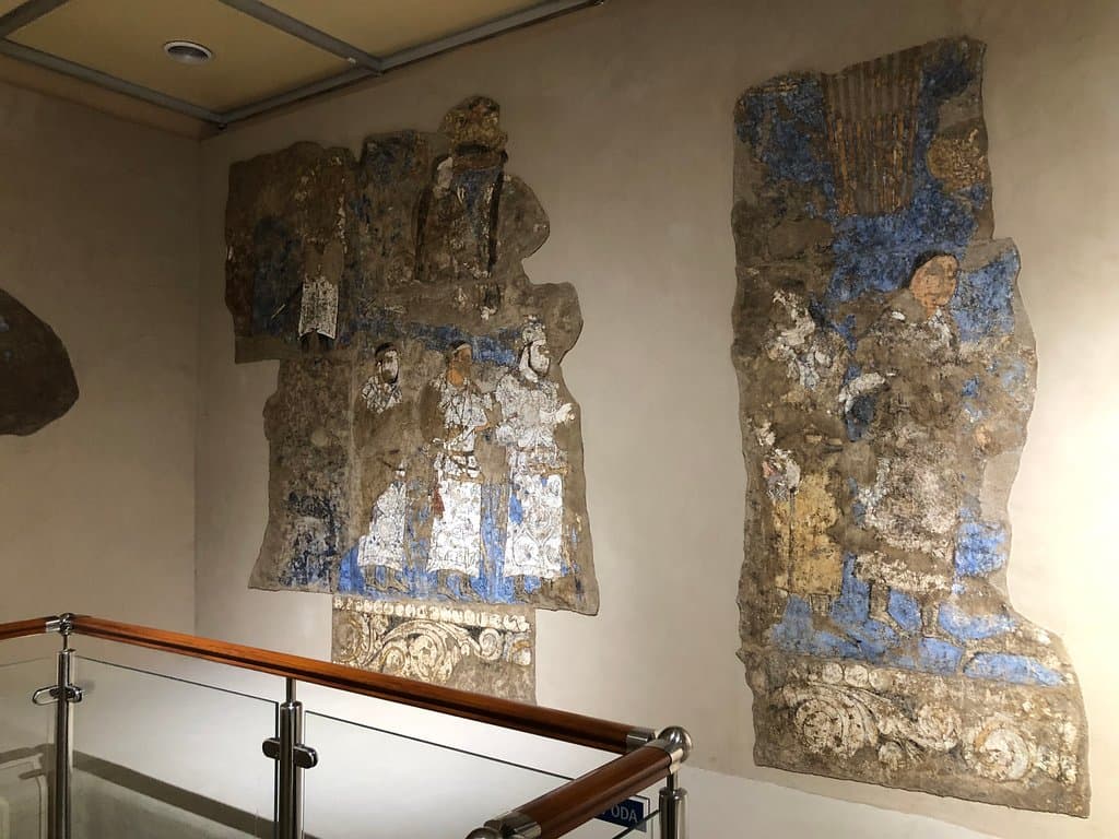 色鮮やかなフレスコ画