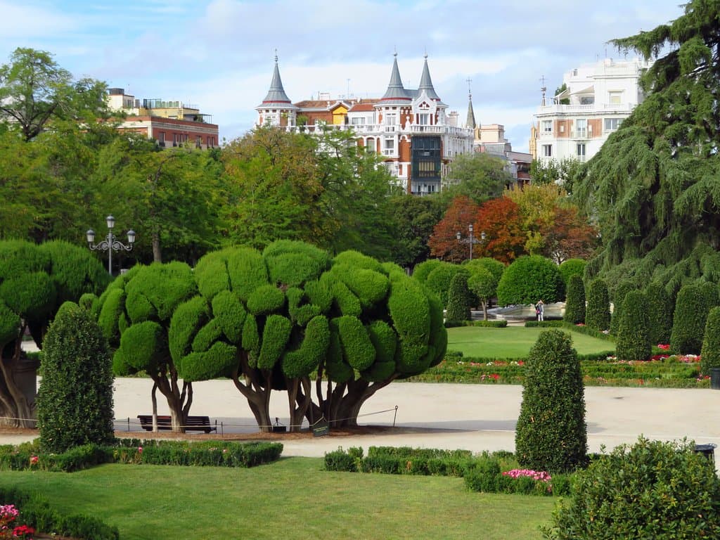 Scorcio del Parterre: il palazzo che si vede sullo sfondo vs/ sinistra ricorda i castelli fiabeschi della Baviera
