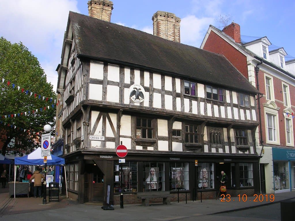 Llwyd Mansion (built 1604) in Cross Street near to the Stone Cross/Fountain
