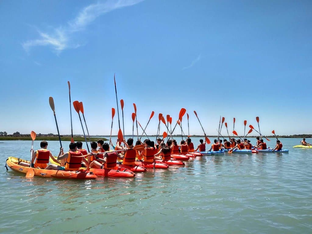 ¿Quieres disfrutar de un ratito de aventura, naturaleza y diversión? La actividad del kayak es una actividad muy segura, en la que con chalecos salvavidas podrás disfrutar del Caño del Río San Pedro.  ¡Te esperamos en el embarcadero principal de la Casa de los Toruños! Pregunta también por las rutas guiadas en kayak.  Reserva previa: 956910479 https://puertocampamentos.es/producto/alquiler-de-kayaks-en-el-puerto-de-santa-maria-en-los-torunos/
