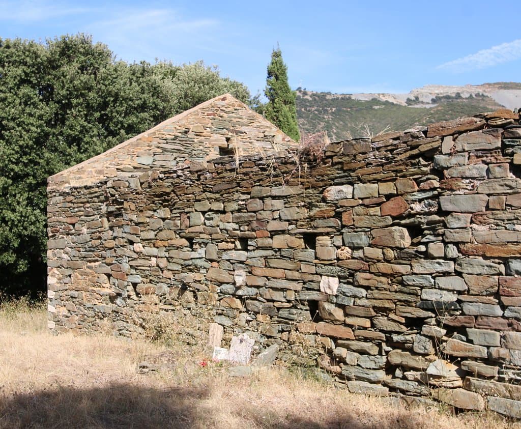 A Vescovato, en haute corse, une ancienne église piévane pouvant dater du 12e siècle ou du 13e siècle a été remaniée au cours du 19e siècle afin de servir comme chapelle funéraire à la famille Sébastiani. L’idée est bonne à ce jour afin de sauvegarder le patrimoine et ne comprends car on pourrait faire la même chose avec cette église.