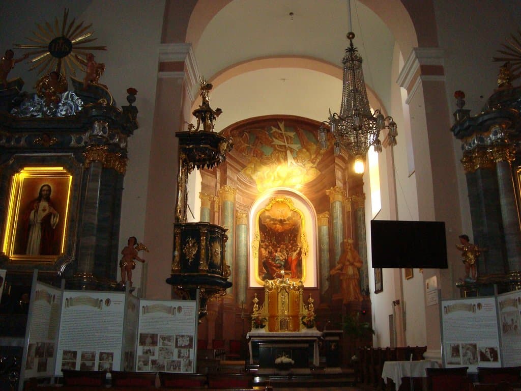 wnętrze, te tablice powinny być z tyłu kościoła, robia bałagan