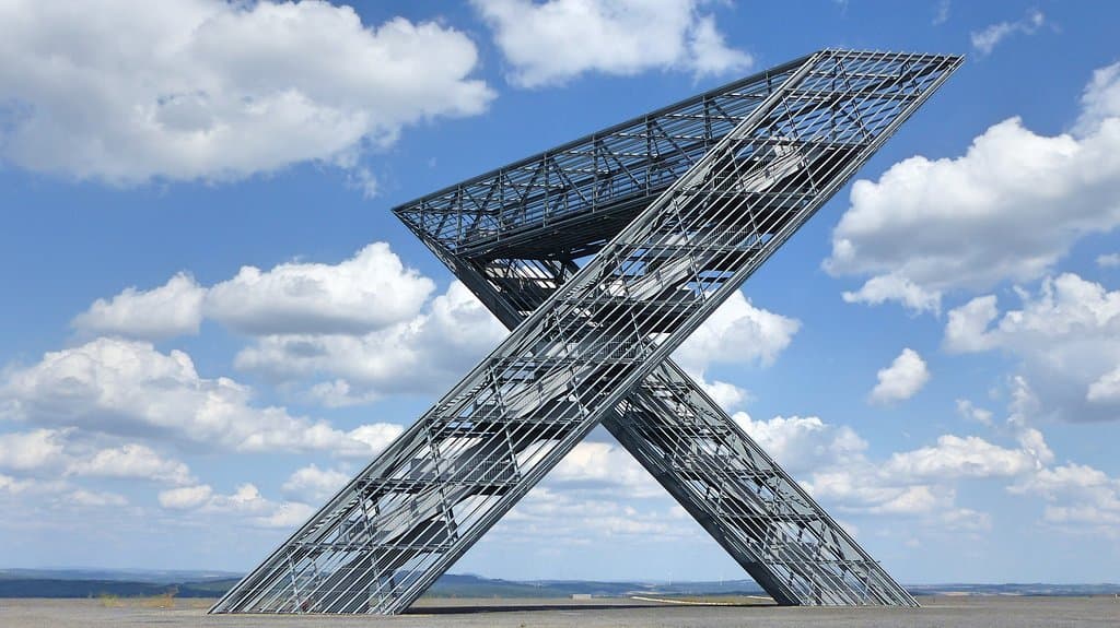 Das Saarpolygon auf der 150 Meter hohen Bergehalde Duhamel in Ensdorf/Saar ist eine begehbare Stahlskulptur als Referenz an den am 30. Juni 2012 nach über 250 Jahren zu Ende gegangenen Steinkohlenbergbau an der Saar. 
Als Wahrzeichen in der Region erinnert die Skulptur an die Bedeutung der Bergbauvergangenheit und zeigt als "Tor in die Zukunft" den Weg in eine neue Ära ohne Bergbau. 

Architektur: Pfeiffer&Sachse, Berlin
Eigentümer: Förderverein BergbauErbeSaar e.V.