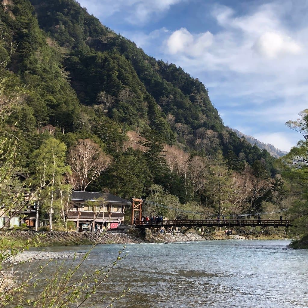 河童橋から梓川の左岸を上流側に少し進むとあります