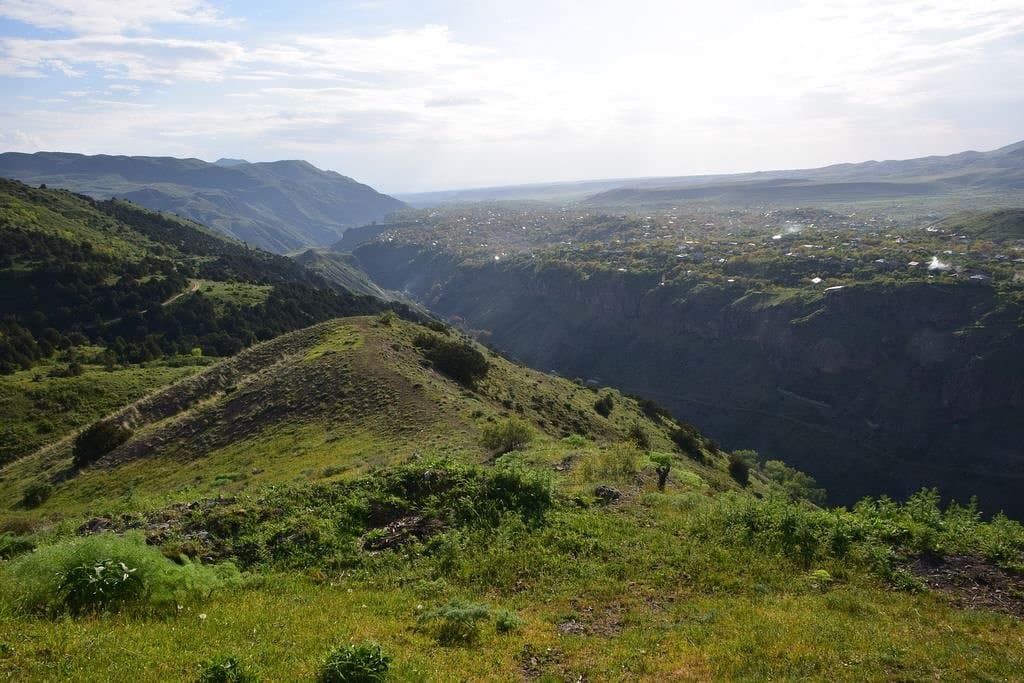 Гарни и ущелье, май.