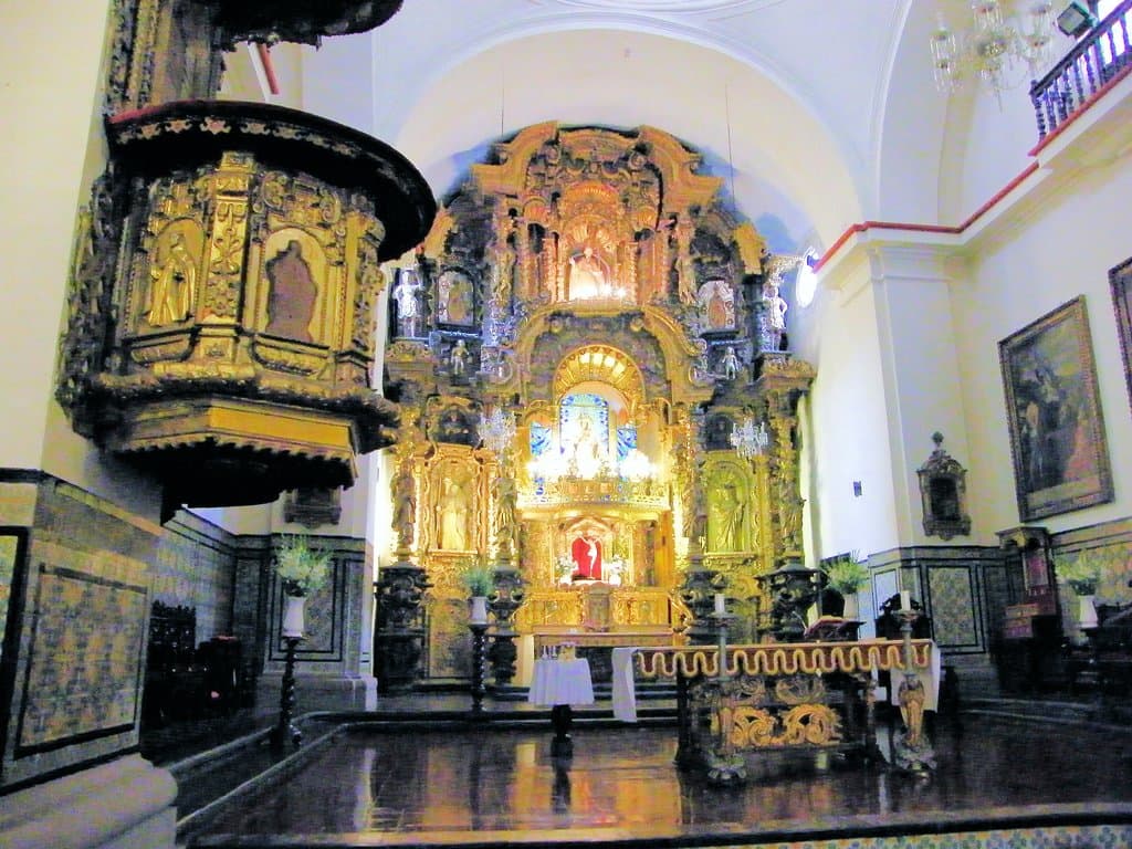 El Retablo Mayor, que data del siglo XVIII y que presenta estilo Churrigueresco