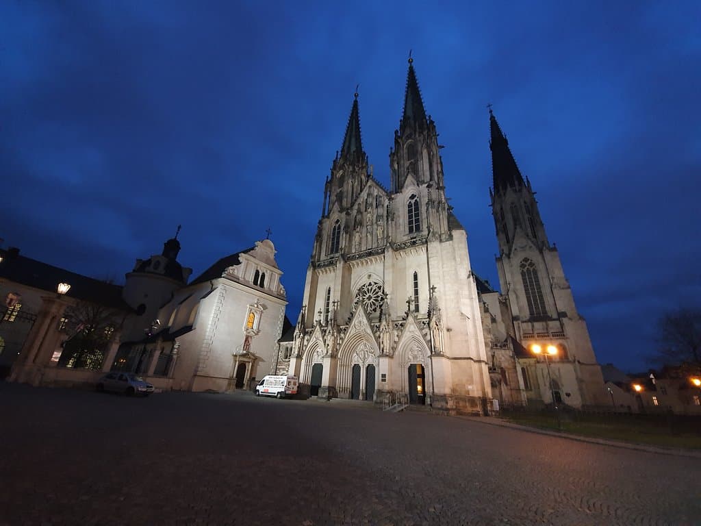 ołomuniecka katedra wieczorem