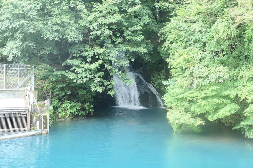目的の滝は対岸にあるため、かすかに滝の下の部分だけが見えました。滝の落下する形が桃の実だったかの検証は出来ませんでした。