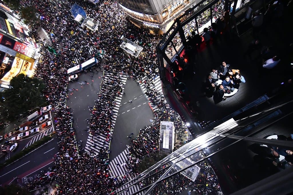 こちらも【COSSING PHOTO】で撮った10月31日ハロウィン渋谷の様子です！とても迫力ある写真ですよね！