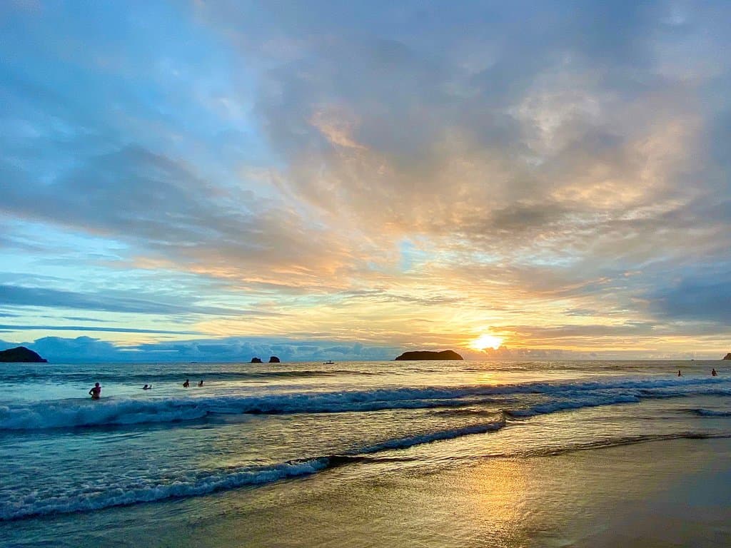 Hermosos atardeceres en Manuel Antonio Quepos (Playa Espadilla)