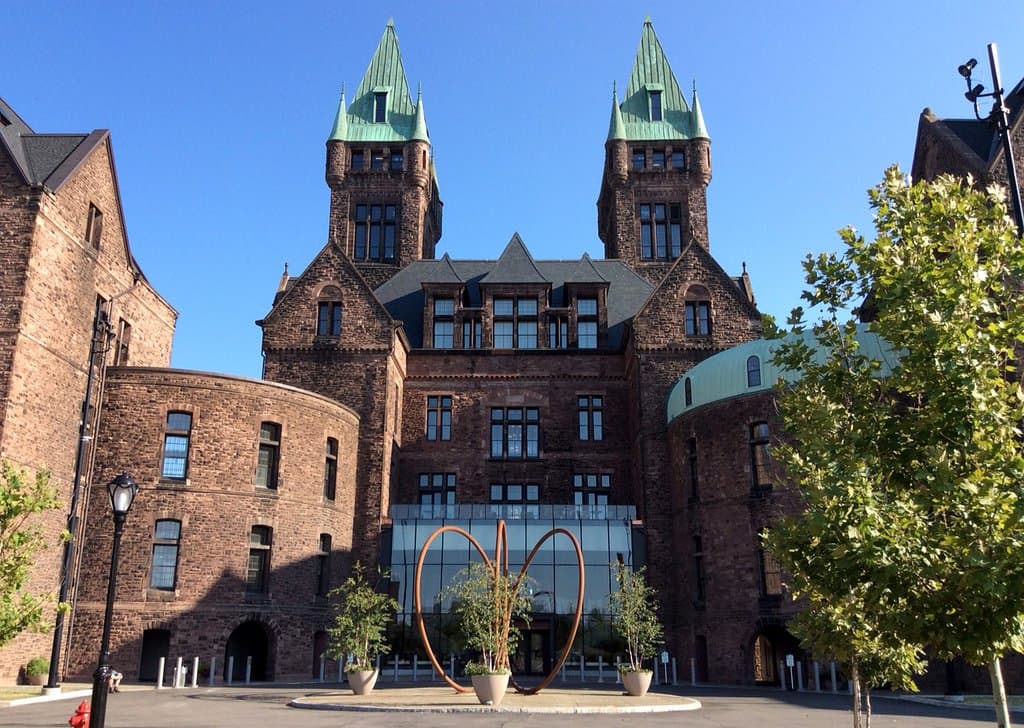 Get a tour at Hotel Henry