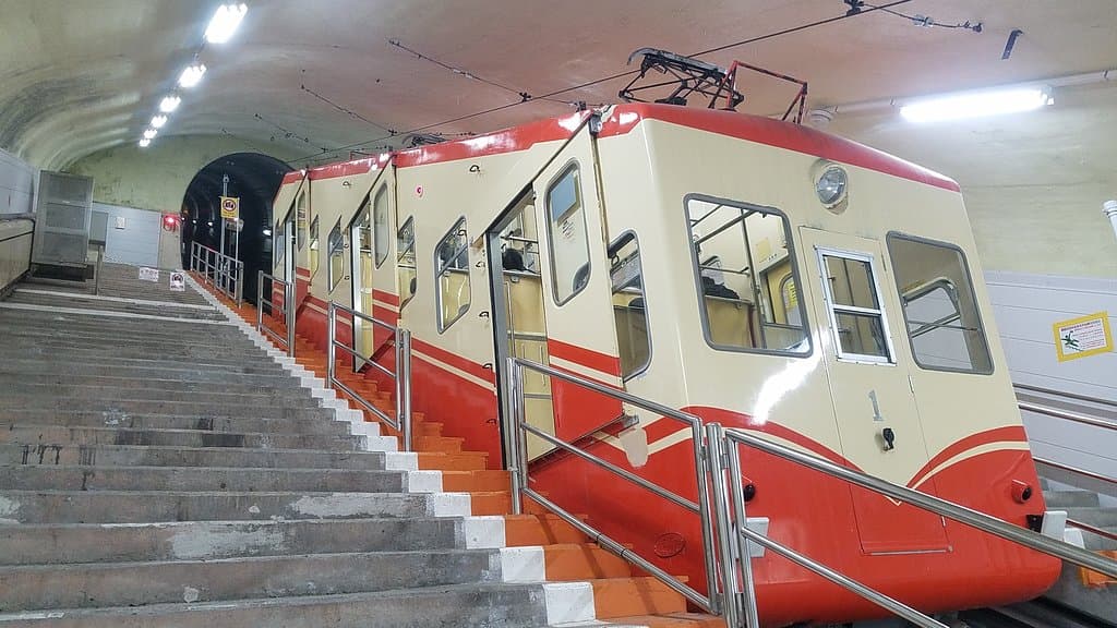 全線地下式の黒部ケーブルカー