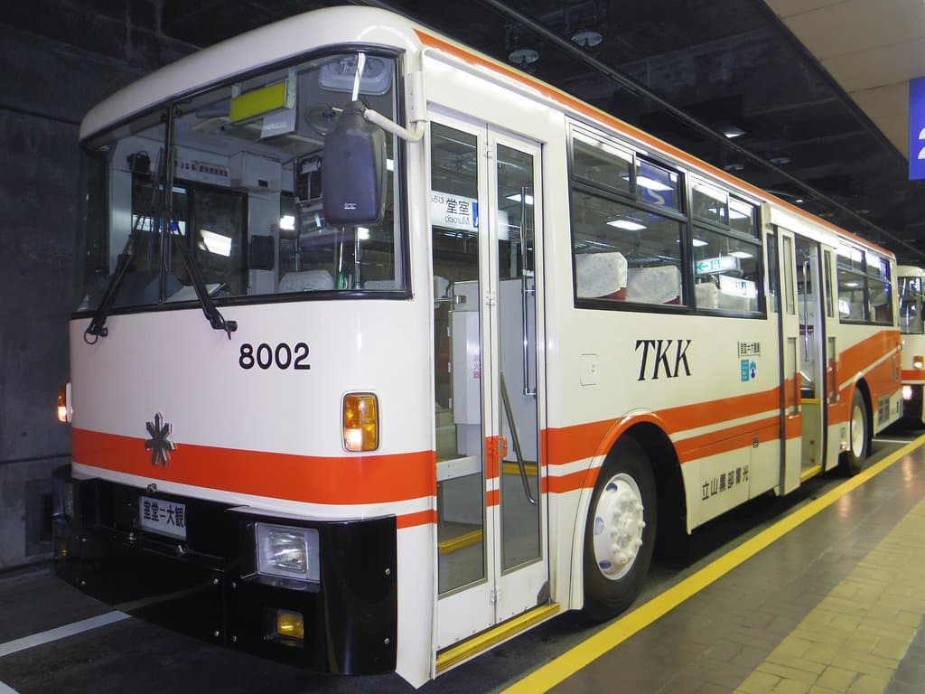 立山トンネルトロリーバスは電車の仲間なので、ナンバープレートが付いていない!