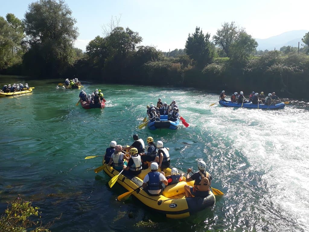 Le nostre discese di rafting sono aperte a tutti a grandi e bambini dai 3 anni in su. l'attività di rafting ha una durata di circa due ore completamente immersi nella natura