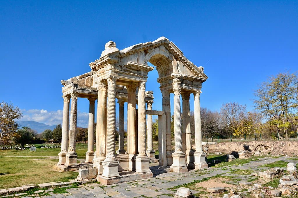 記念碑的なゲートウェイ。ここからアフロディーテ神殿まで道が続く。