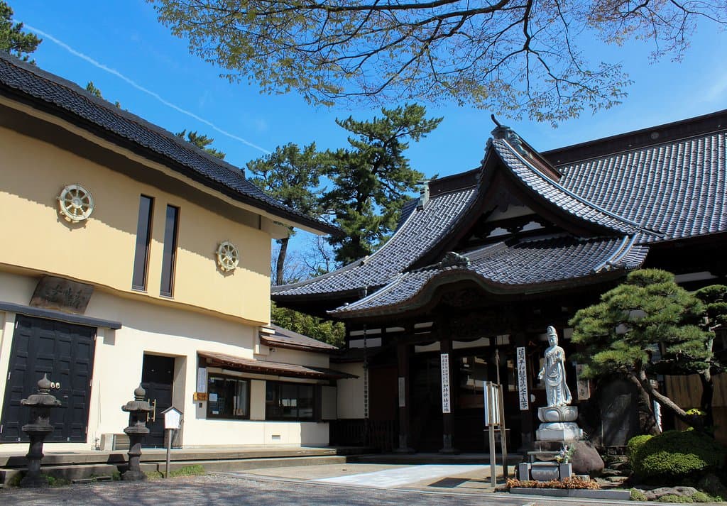 本堂向かって左手が即身仏堂