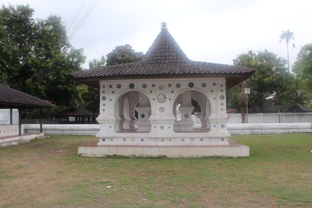 arsitekturnya unik... seperti mesjid, tapi atapnya jawa, ada keramik cina pada tembok temboknya