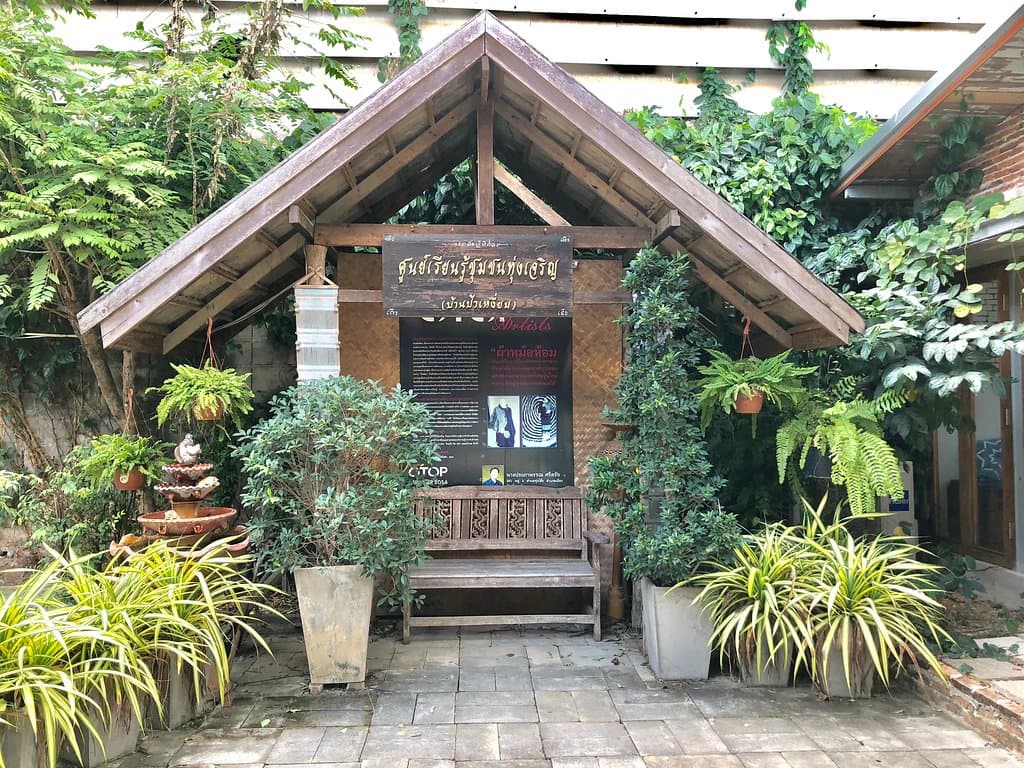 เรียนทำผ้ามัดย้อมที่ ศูนย์เรียนรู้การย้อมผ้าหม้อห้อม ป้าเหงี่ยม