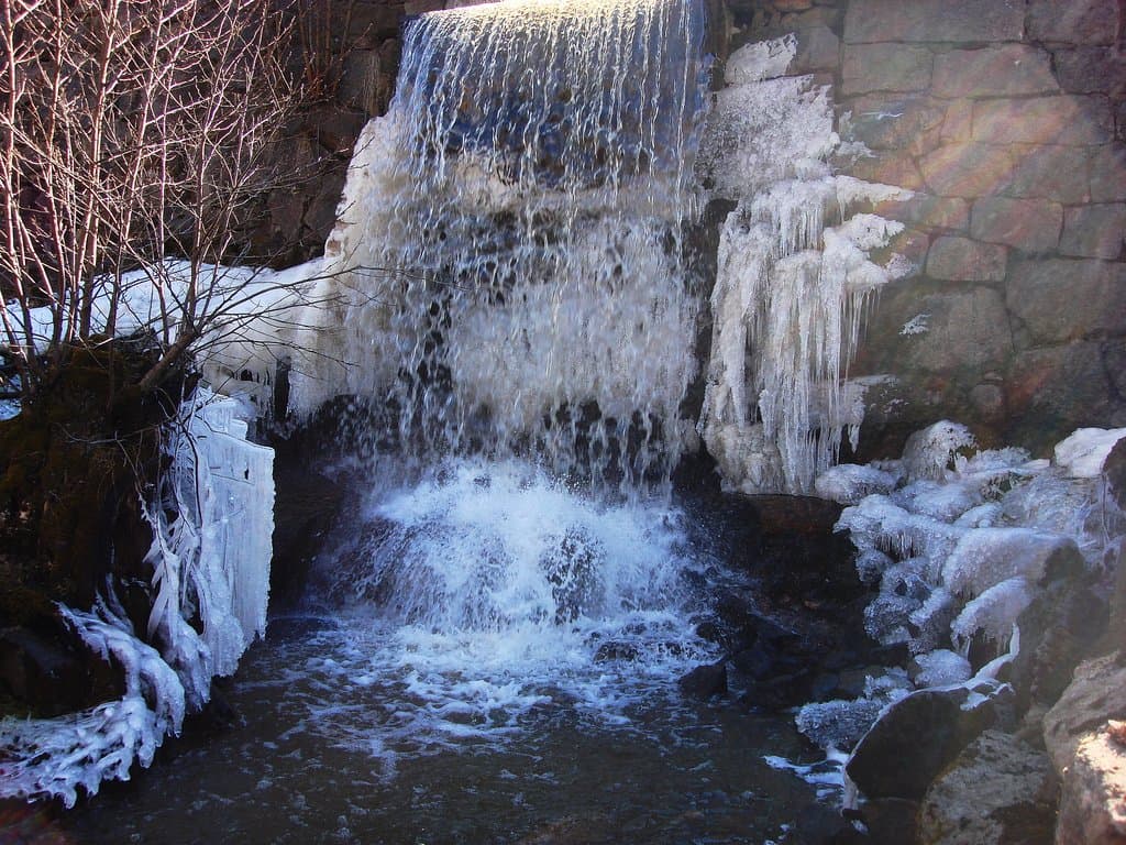 Isformation i Strömsbergsdammen