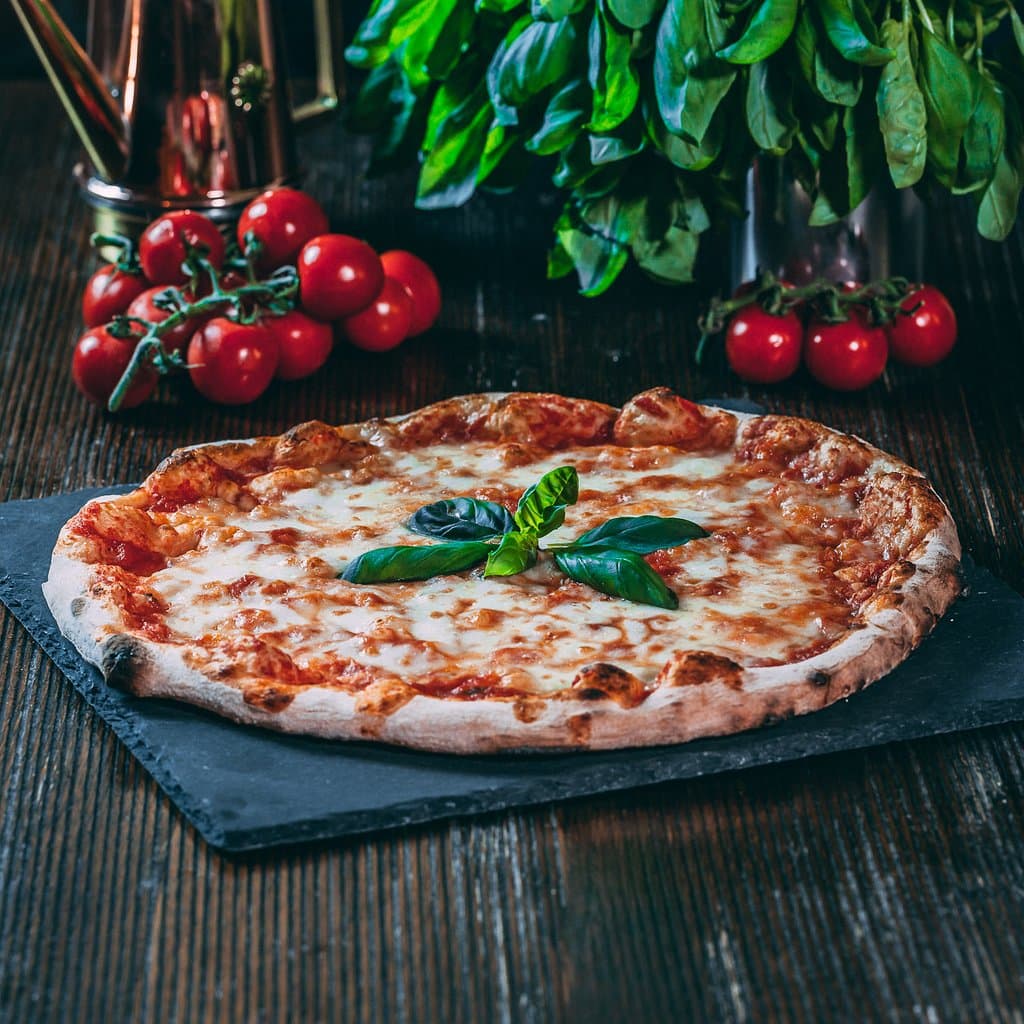 🇮🇹 𝓟𝓲𝔃𝔃𝓪 𝓜𝓪𝓻𝓰𝓱𝓮𝓻𝓲𝓽𝓪
Pomodoro, mozzarella e basilico.

Come racconteresti l'Italia attraverso un piatto? Noi sicuramente scegliamo la Margherita, classico intramontabile e simbolo d'italianità nel mondo.

🇬🇧 𝓟𝓲𝔃𝔃𝓪 𝓜𝓪𝓻𝓰𝓱𝓮𝓻𝓲𝓽𝓪
Tomato, mozzarella and basil.

How would you tell Italy through a dish? We definitely choose the Margherita, a timeless classic and a symbol of Italian style in the world.