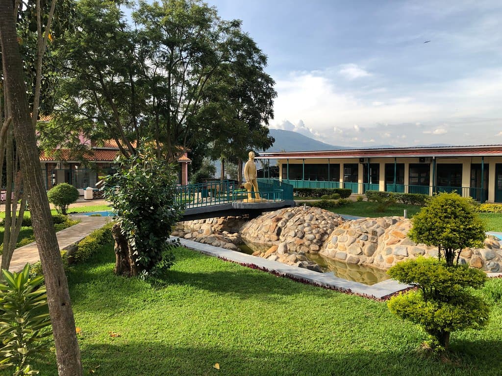 Der Garten des Kandt'schen Hauses - mit dem Hausherrn auf der Brücke...