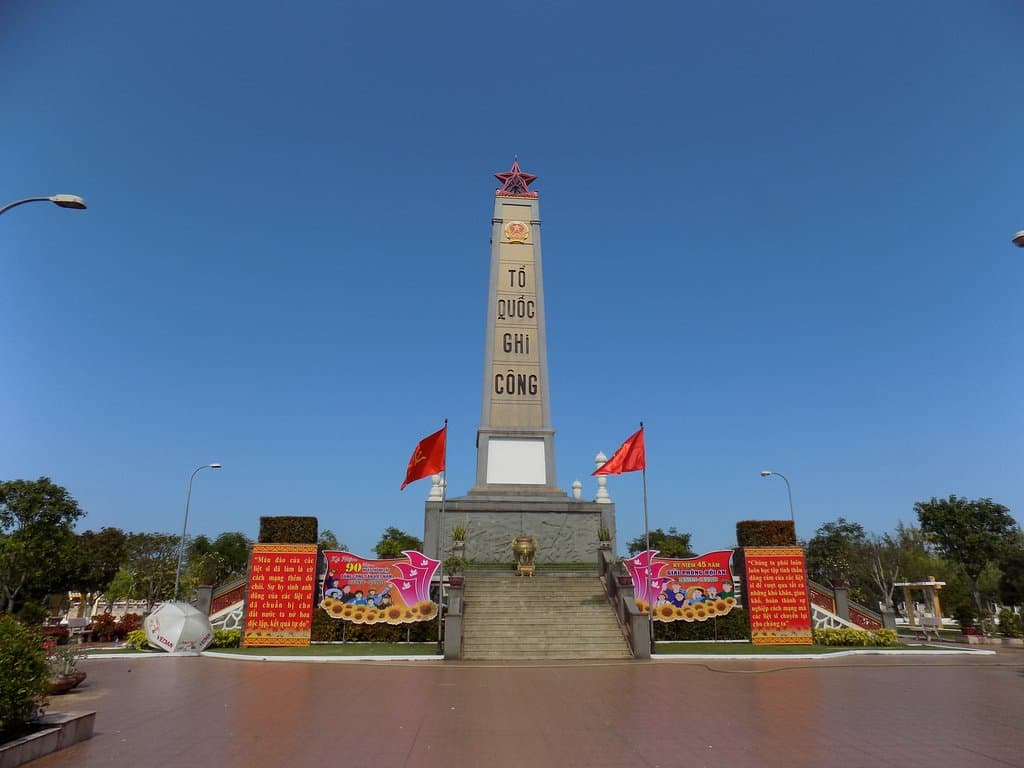 Obelisk in the center of the cemetery.
