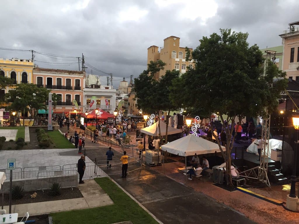 Aquí en las Fiestas de la Calle San Sebastián que tiene artesanos de Puerto Rico y entre ellos a mi prima Ana Colorado! Aprovecha y encuentra regalos para familiares y amigos y algo para ti! Hoy y mañana son los últimos días este año de las Fiestas que son de jueves a domingo en enero cada año! Hay música en