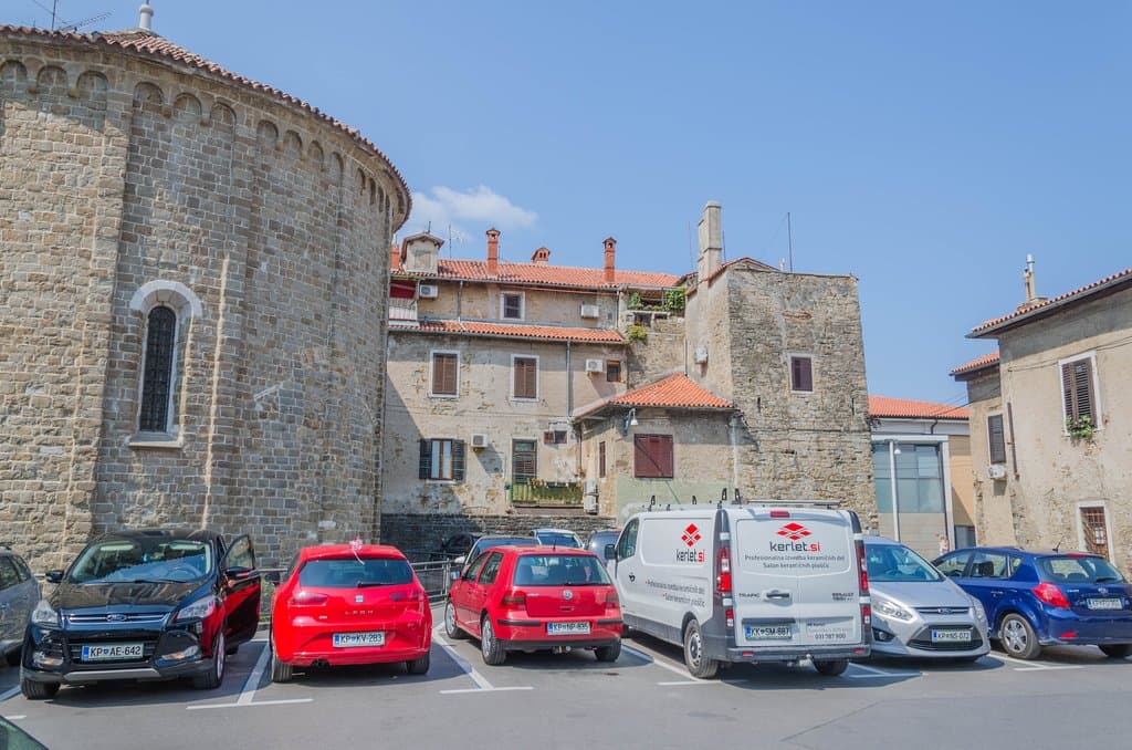 Wieża Patriarchy w Koprze (po prawej)