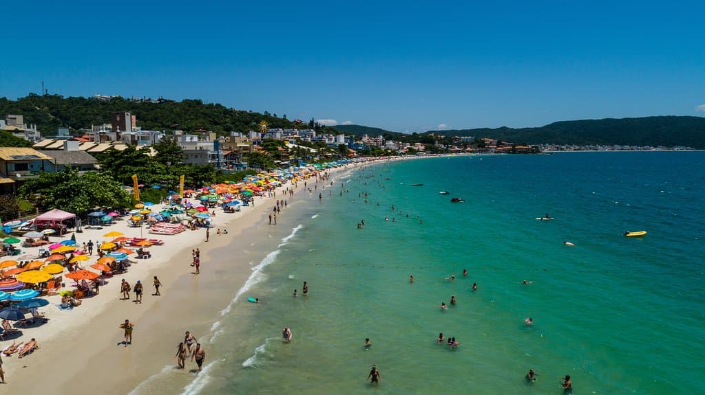 Fotos aéreas da Praia de Bombinhas, praia que dá o nome ao município de Bombinhas