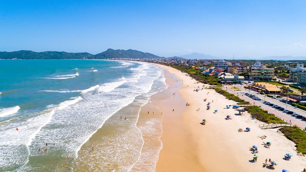 Vista aérea do Mar de Fora, com a praia do Mariscal em seguida a Praia de Canto Grande Mar de Fora, como é conhecido a região 