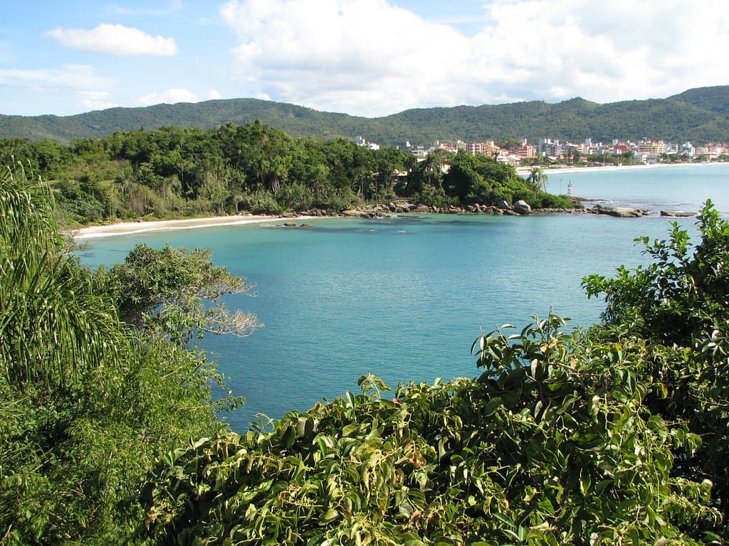 Vista da Praia do Ribeiro com a Praia de Bombas ao fundo 
