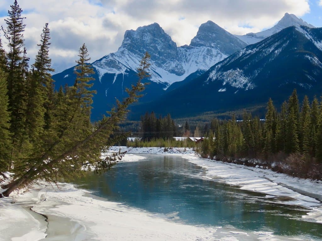 Magnificent scenery along the Bow River Loop