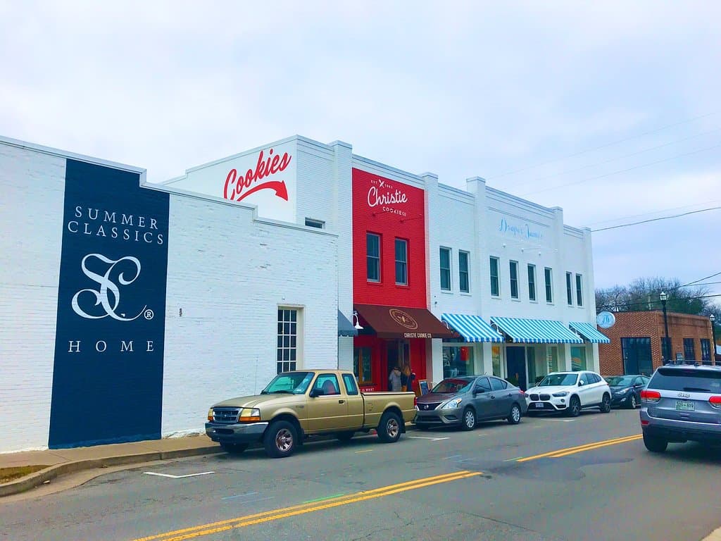 Great Nashville neighborhood! Easy street parking, great shops & restaurants & home of the I Believe In Nashville mural. From Draper James to the Frothy Monkey to the Filling Station there are some really fun true Nashville things to do in this area!