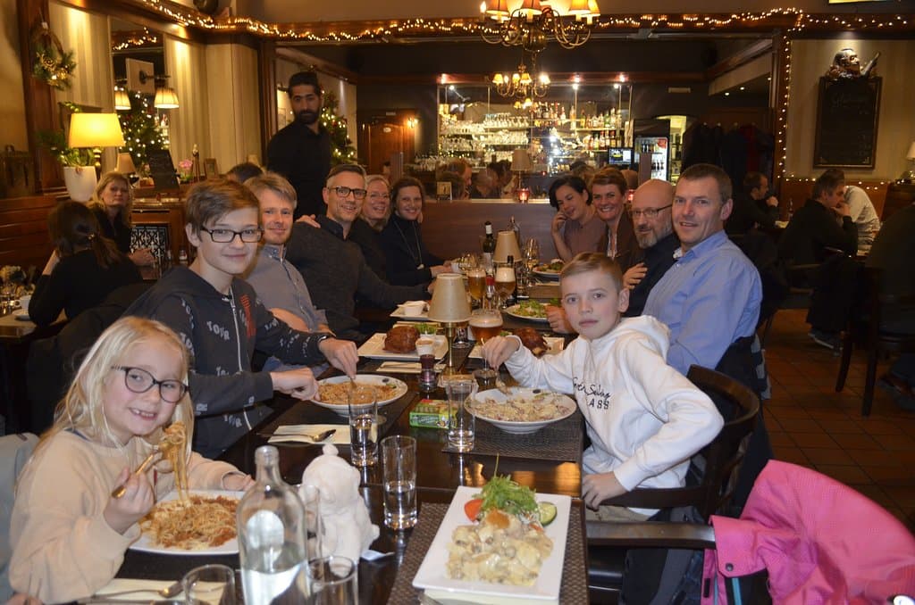 een familie groep met kinderen met lekker eten