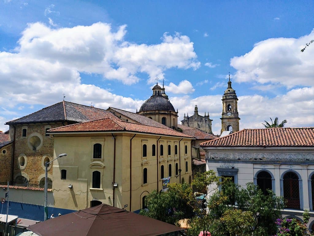 Se mira la parte de atras de la catedral 