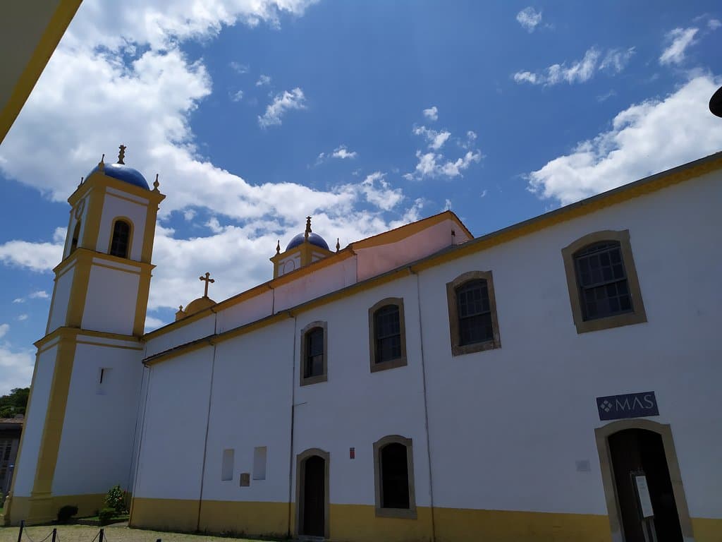 MAS, fica na lateral da igreja