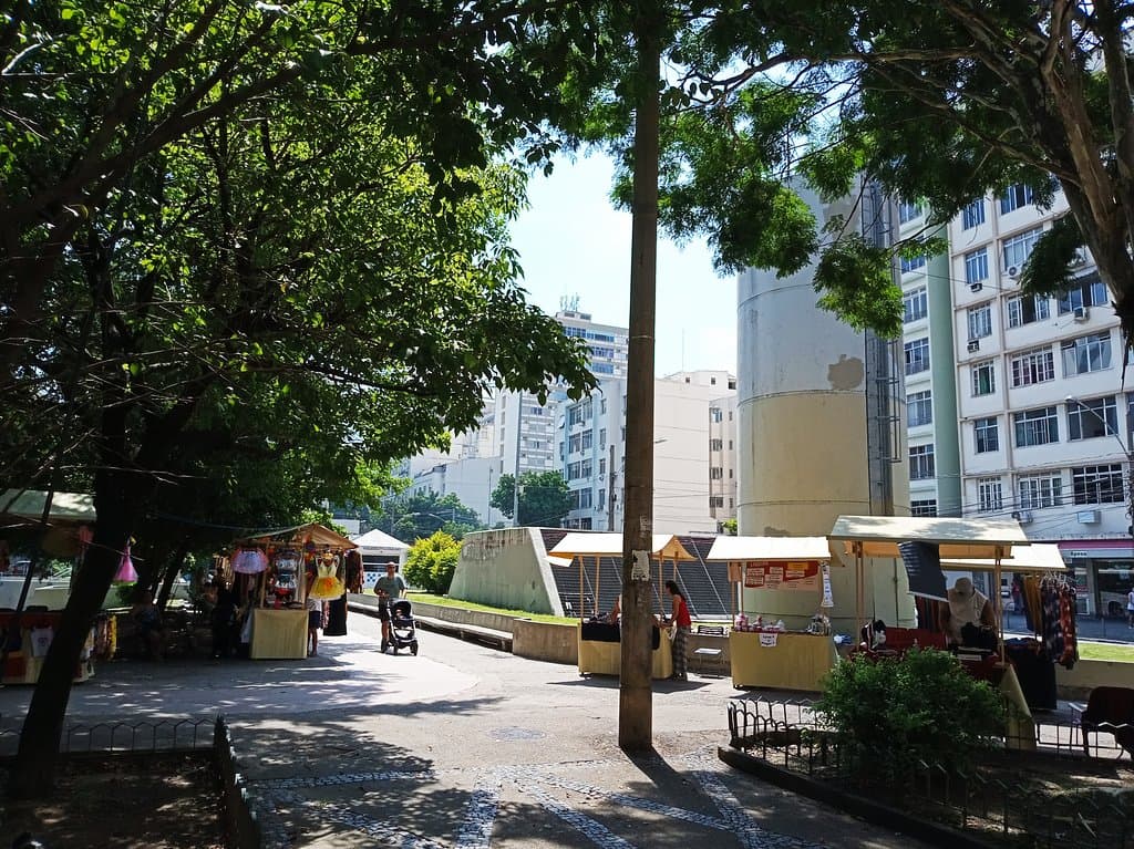 Praça (na parte da Rua Doutor Satamini) com a feirinha de artesanato e a estação do metrô.