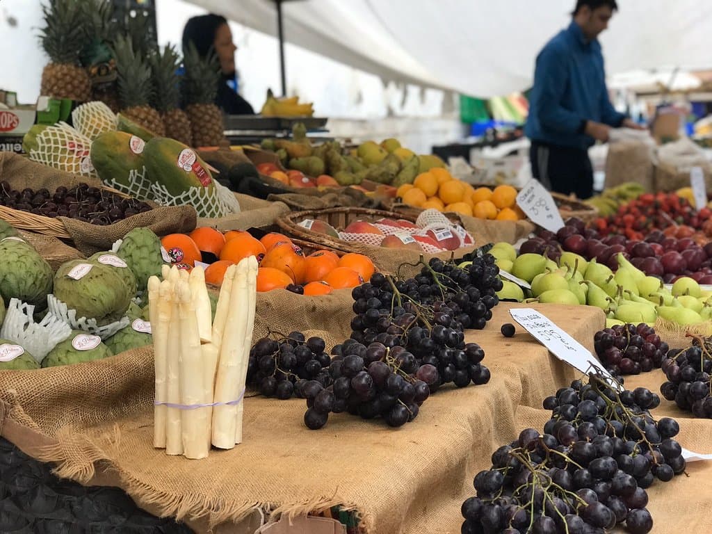 Et lite koselig marked, kort gåtur fra stranda og gamlebyen. Markedet har åpent tirsdager. Her finner du frisk frukt, grønt, nøtter, oliven og blomster. Markedet stenger kl 14:00. Går du på slutten av dagen kan du spare penger, da er varene billigere.