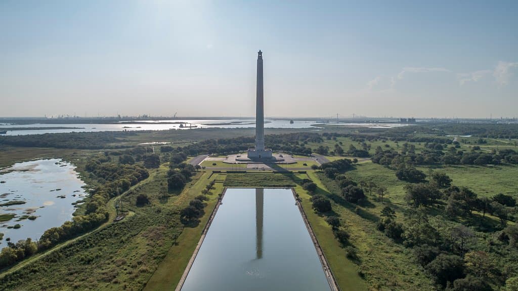 After driving through miles of surrounding petroleum plants, visitors to San Jacinto Battleground encounter the welcoming beacon of Texas independence, represented by a remarkable 570-foot-tall monument. In true Texas style, the limestone edifice honoring the site of Texas’ decisive victory over Mexico was deliberately designed 15 feet taller than the Washington Monument.
