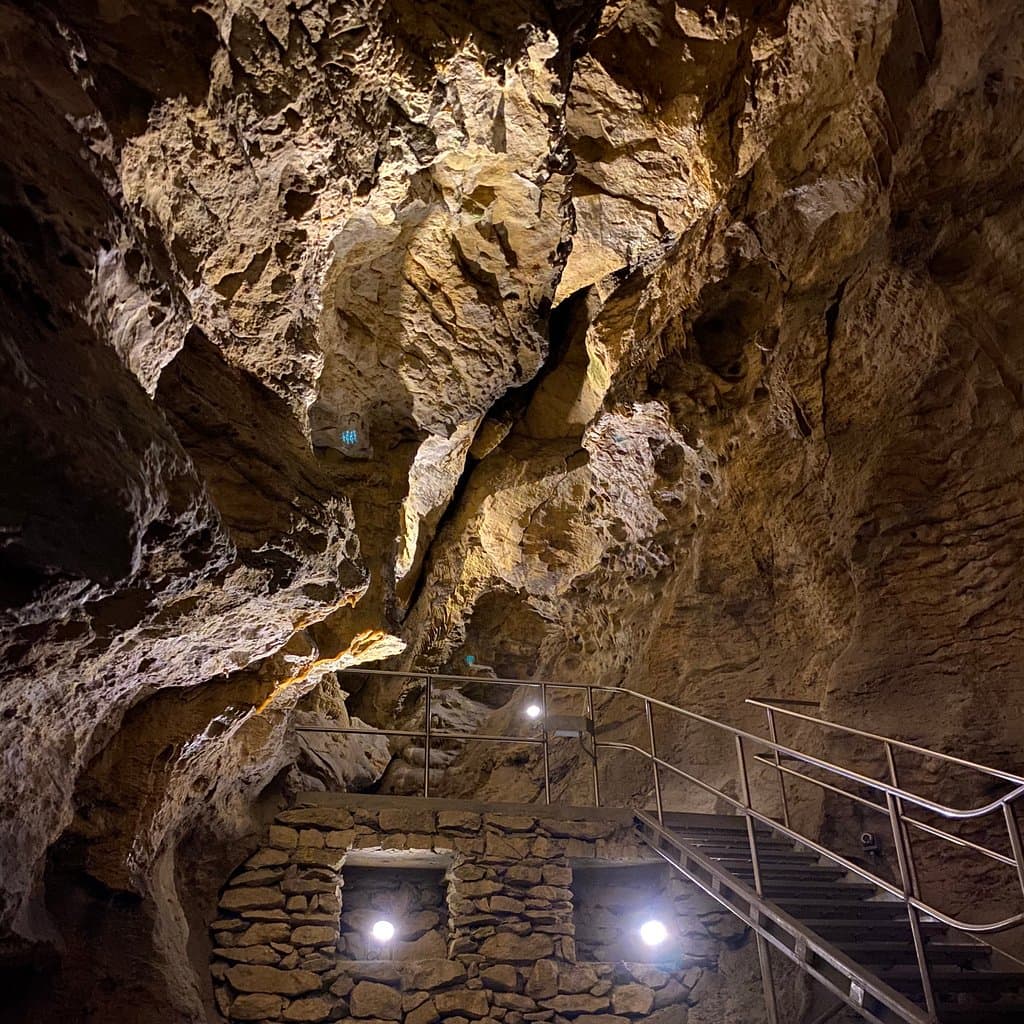 Szemlőhegy Cave Budapest