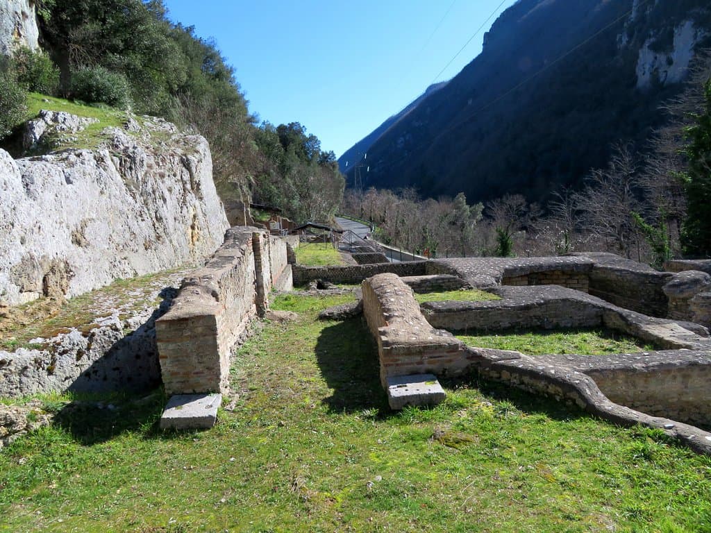 I ruderi visti dal sentiero che sale a Santa Scolastica