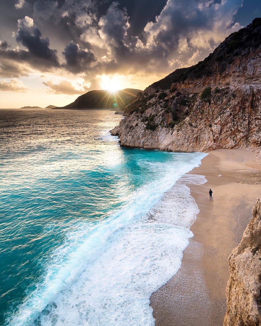 Located right on the Mediterranean coastline, #Kaputas Beach is one of the popular and mesmerising beaches in Turkey. Summer is so close, you can let yourself dive deep in the waters of Mediterranean! 🐚  📷 ceyyhuun / IG #Antalya #GoTurkey