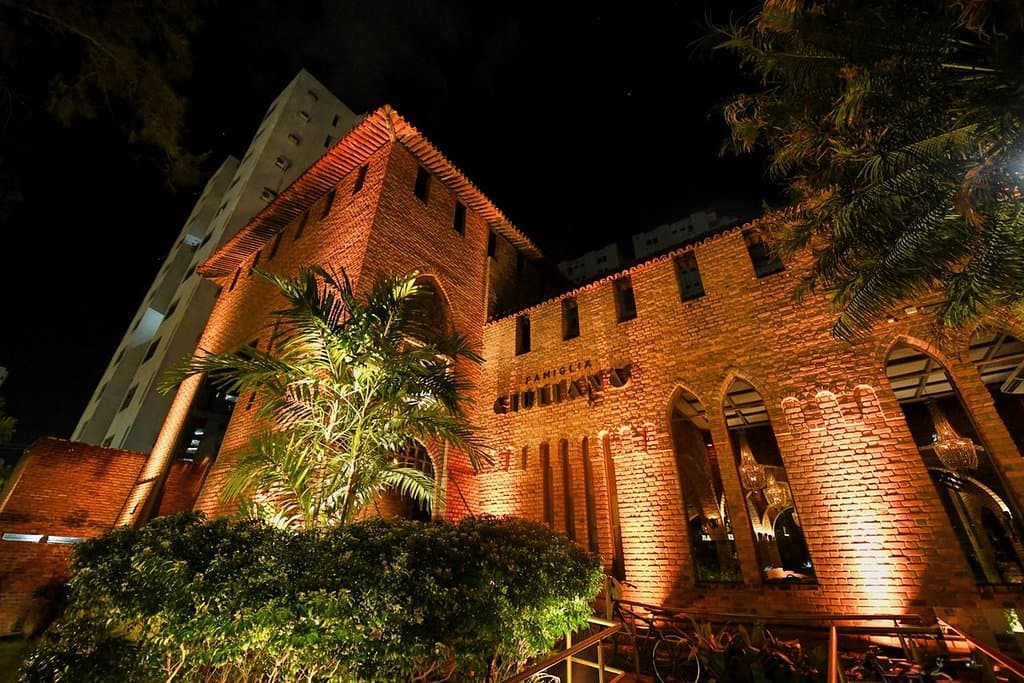 Arquitetura medieval,construido a 3 décadas,fazem do ristorante Famiglia Giuliano um ambiente único em Recife